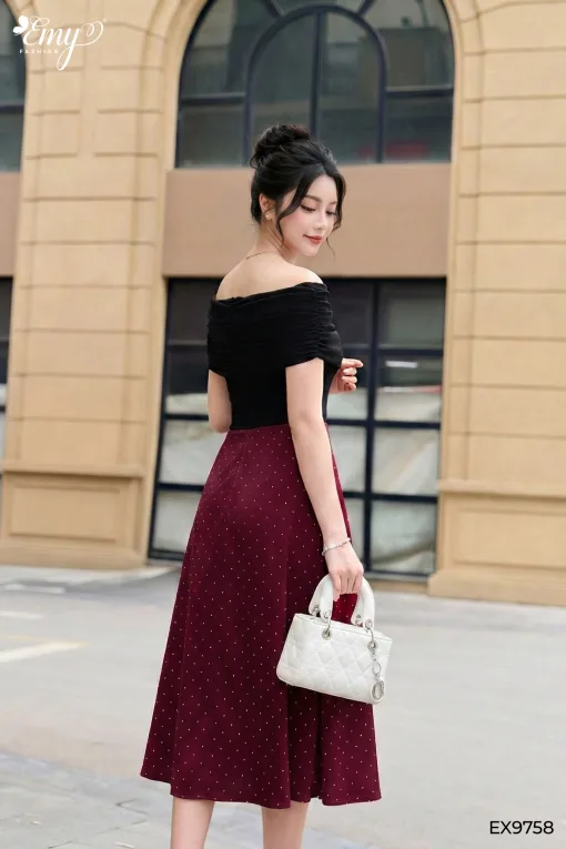 EX9758 Đầm Xoè Thun Đen Bẹt Vai Phối Lụa Đỏ Bi