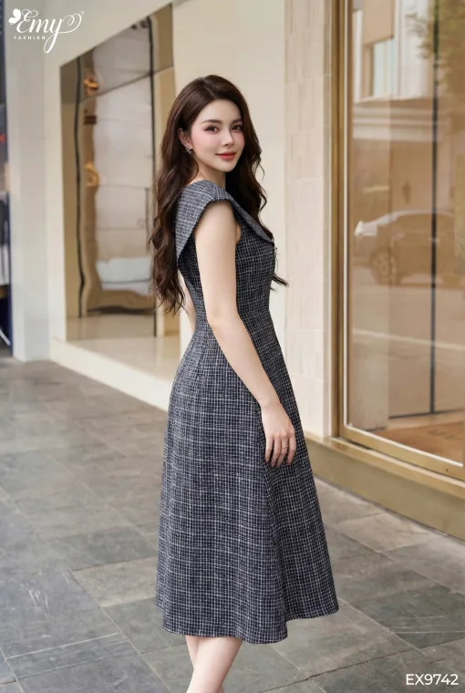 EX9742 Đầm Xoè Sọc Vai Choàng