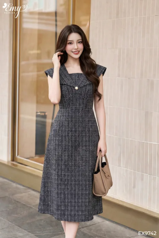 EX9742 Đầm Xoè Sọc Vai Choàng