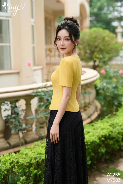 V7583 Chân Váy Ren Đen Xếp Ply