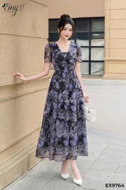 EX9764 Đầm Maxi Hoa Tím Nền Đen Xòe Tầng