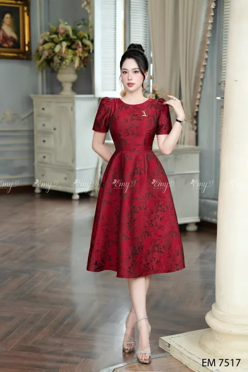 EM7517 - Đầm Xòe Gấm Taffta Vân Nổi Đỏ Đô