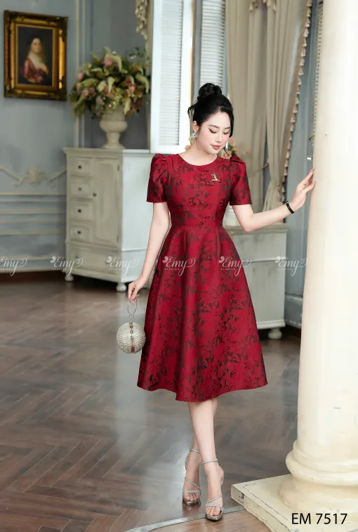 EM7517 - Đầm Xòe Gấm Taffta Vân Nổi Đỏ Đô
