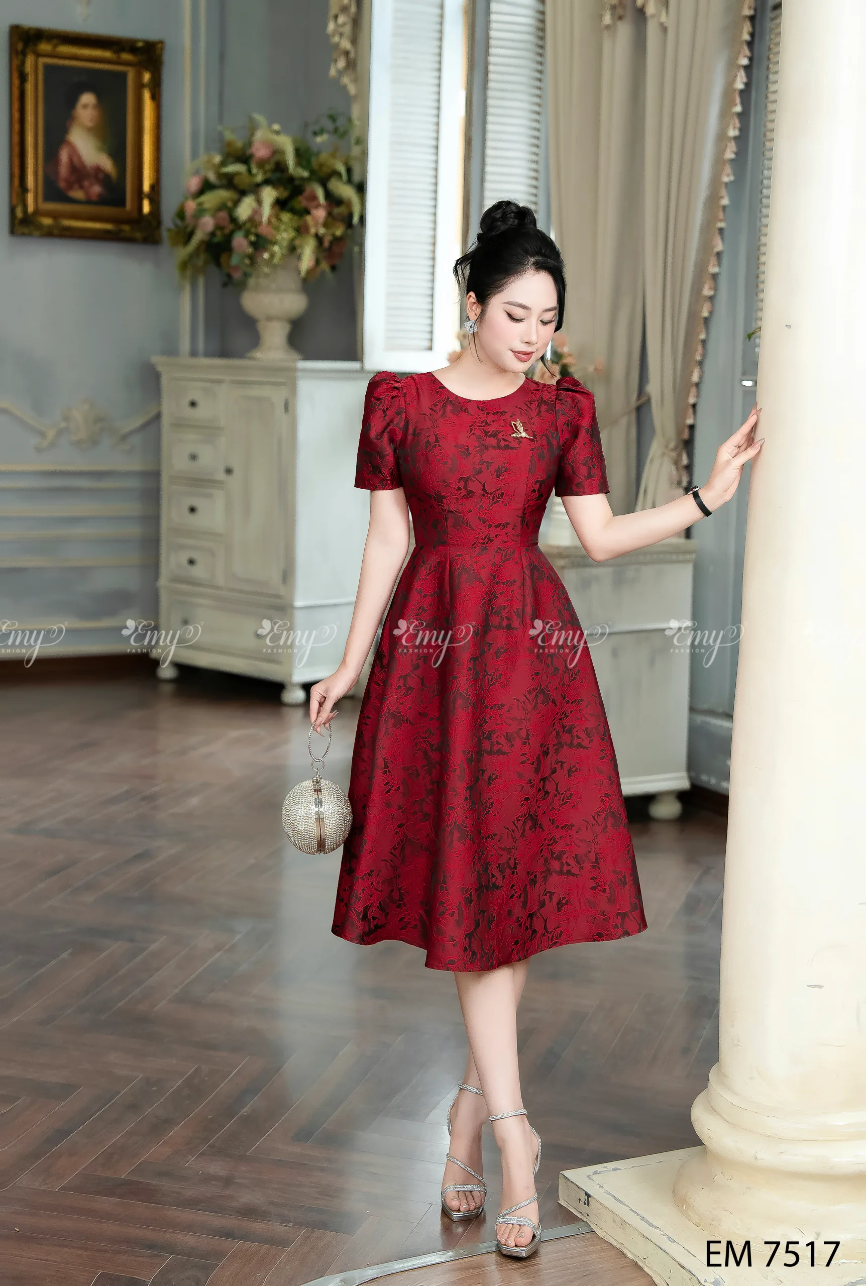 EM7517 - Đầm Xòe Gấm Taffta Vân Nổi Đỏ Đô EM7517 - Đầm Xòe Gấm Taffta Vân Nổi Đỏ Đô