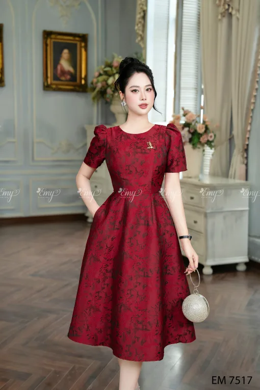 EM7517 - Đầm Xòe Gấm Taffta Vân Nổi Đỏ Đô