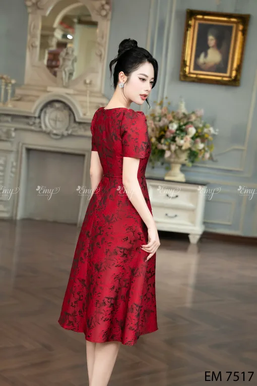EM7517 - Đầm Xòe Gấm Taffta Vân Nổi Đỏ Đô