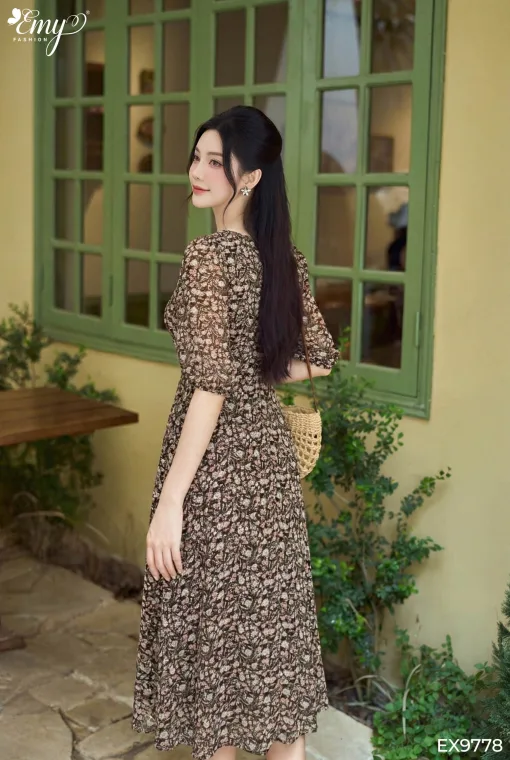EX9778 Đầm Voan Nâu Hoa Nhí Cổ Lục Giác