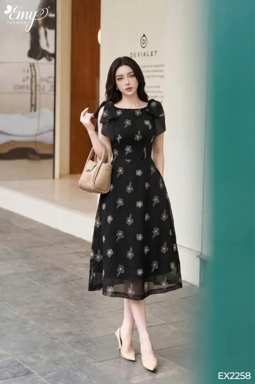 EX2258 Đầm Xoè Voan Tơ Thêu Nền Đen HT Hoa Trắng