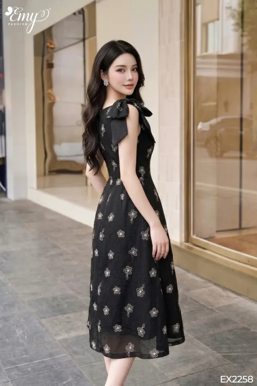 EX2258 Đầm Xoè Voan Tơ Thêu Nền Đen HT Hoa Trắng