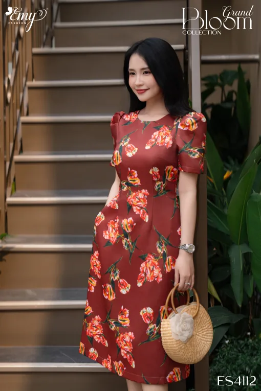 ES4112 Đầm Suông Taffta Nền Nâu Hoa Đỏ