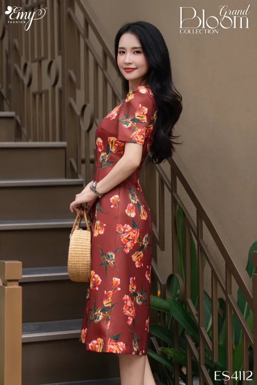 ES4112 Đầm Suông Taffta Nền Nâu Hoa Đỏ