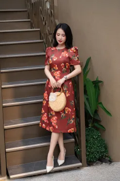 ES4112 Đầm Suông Taffta Nền Nâu Hoa Đỏ