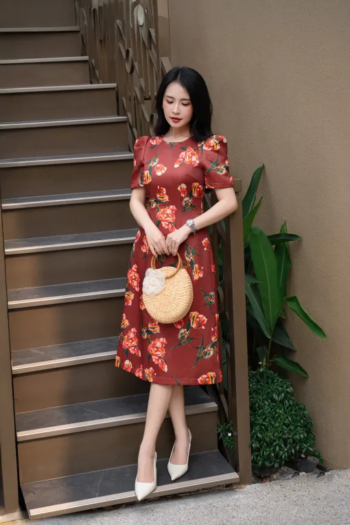 ES4112 Đầm Suông Taffta Nền Nâu Hoa Đỏ
