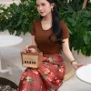 V4113 Váy Xòe Taffta Nền Nâu Hoa Đỏ