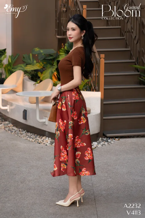 V4113 Váy Xòe Taffta Nền Nâu Hoa Đỏ