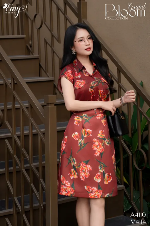 V4114 Chân Váy A Ngắn Taffta Nền Nâu Hoa Đỏ