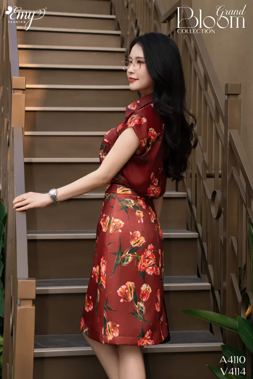V4114 Chân Váy A Ngắn Taffta Nền Nâu Hoa Đỏ
