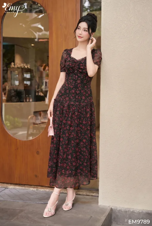 EM9789 Đầm Midi Voan Tơ Hoa Nền Đen Xòe Nhẹ Cổ Vuông Nhún Ngực Tay Phồng
