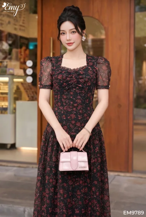EM9789 Đầm Midi Voan Tơ Hoa Nền Đen Xòe Nhẹ Cổ Vuông Nhún Ngực Tay Phồng
