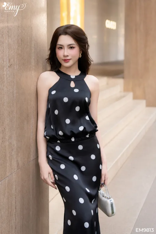 EM9813 Set Áo Và Váy Satin Đen Bi Cổ Yếm