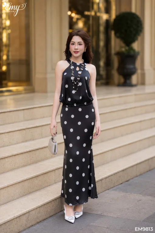 EM9813 Set Áo Và Váy Satin Đen Bi Cổ Yếm