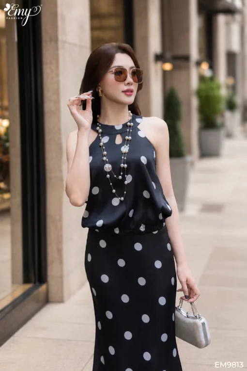 EM9813 Set Áo Và Váy Satin Đen Bi Cổ Yếm