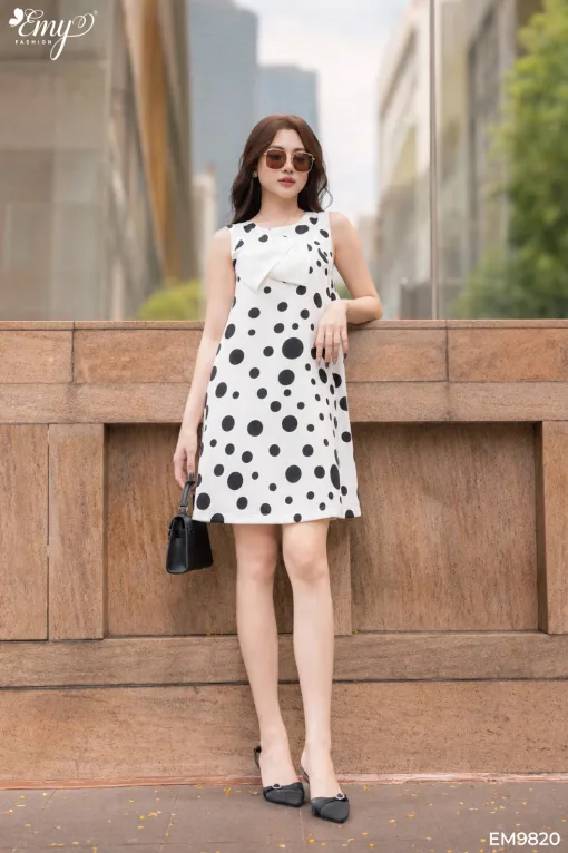 EM9820 Đầm Suông Mango Trắng Bi Phối Nơ