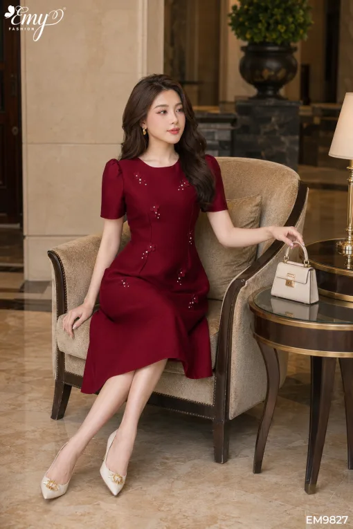 EM9827 Đầm Suông Tafta Đỏ