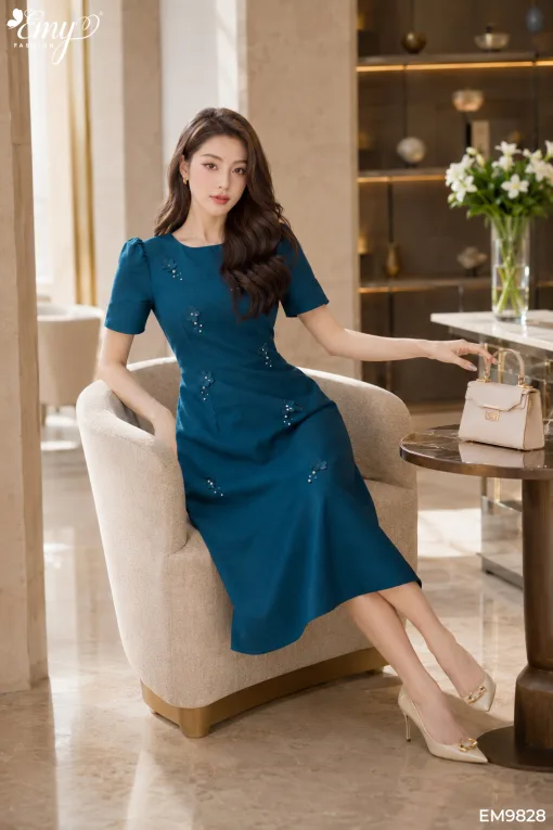 EM9828 Đầm Suông Tafta Xanh Cổ Vịt