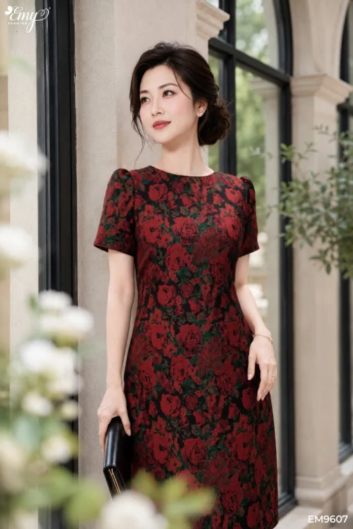 EM9607 Đầm Suông Gấm Hoa Đỏ