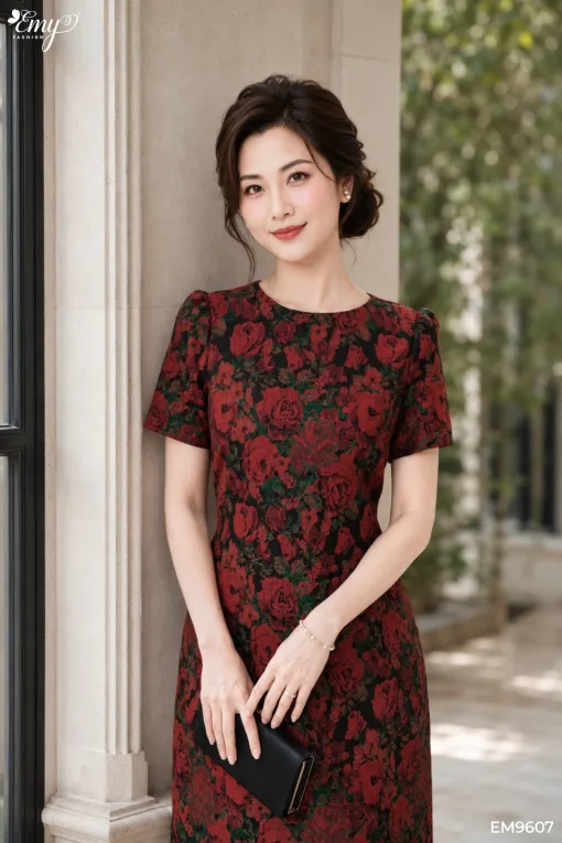 EM9607 Đầm Suông Gấm Hoa Đỏ