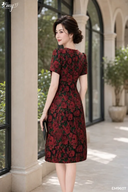 EM9607 Đầm Suông Gấm Hoa Đỏ