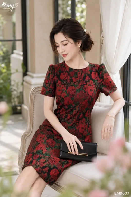 EM9607 Đầm Suông Gấm Hoa Đỏ