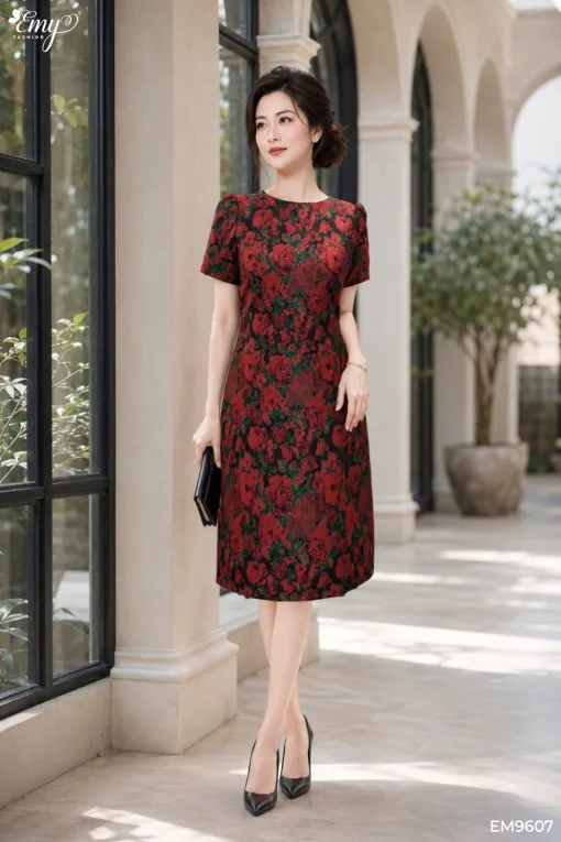 EM9607 Đầm Suông Gấm Hoa Đỏ